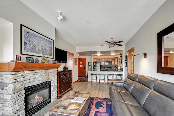 TV, fireplace
