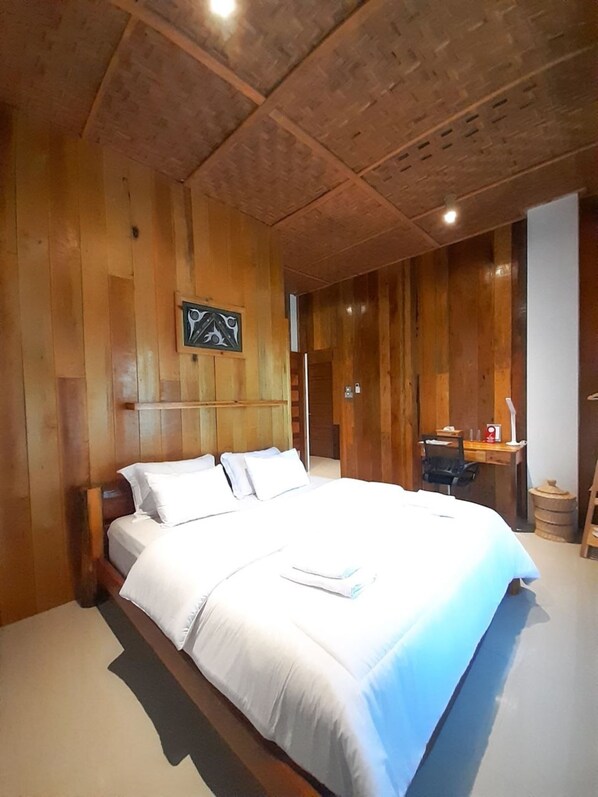 Deluxe Room | 1 bedroom, desk, blackout drapes, soundproofing