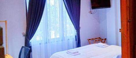 1 bedroom, desk, blackout drapes, soundproofing