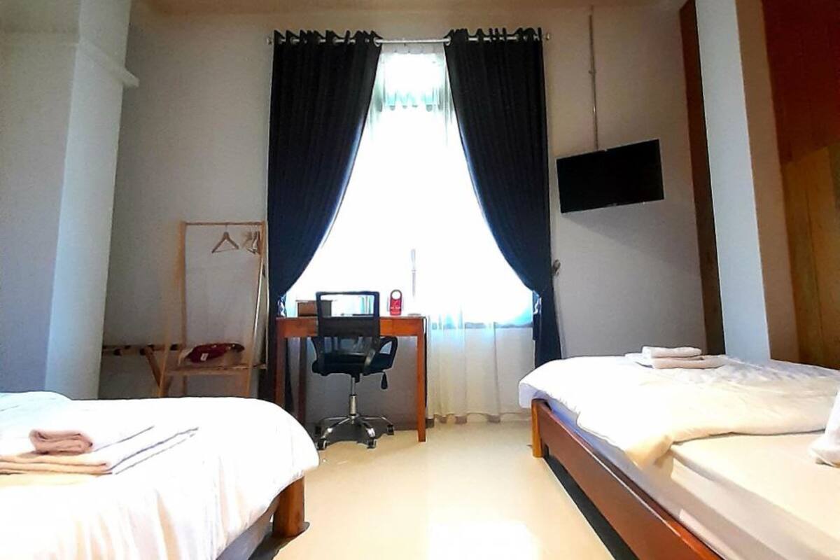 Rom – deluxe, 2 enkeltsenger | 1 soverom, skrivebord, blendingsgardiner og lydisolert
