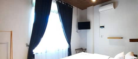 Deluxe Room | Desk, blackout curtains, soundproofing, iron/ironing board