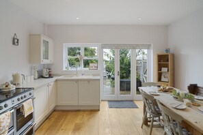 Fridge, microwave, oven, stovetop - Pearl Cottage, Cotswold Cottage sleeping 5 people in 3 bedrooms (Moreton-in-Marsh)