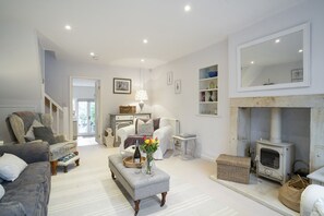 TV, fireplace - Pearl Cottage, Cotswold Cottage sleeping 5 people in 3 bedrooms (Moreton-in-Marsh)