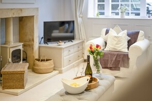 TV, fireplace - Pearl Cottage, Cotswold Cottage sleeping 5 people in 3 bedrooms (Moreton-in-Marsh)