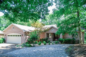 Exterior - 13 Navegar Circle- A beautiful Home on the 4th fairway of Magellan Golf Course (Hot Springs)
