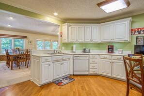 Fridge, microwave, oven, stovetop - 18815 - 13 Navegar Circle (Hot Springs)