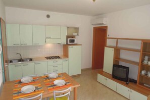 Fridge, microwave, stovetop - Holiday apartment with air conditioning (Bibione)