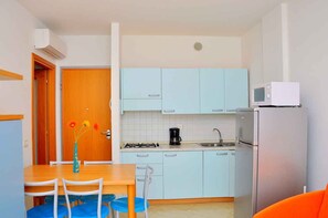 Fridge, microwave, stovetop, coffee/tea maker - Holiday apartment near to the beach with air conditioning (Bibione)