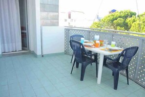 Outdoor dining - Holiday apartment with air conditioning (Bibione)