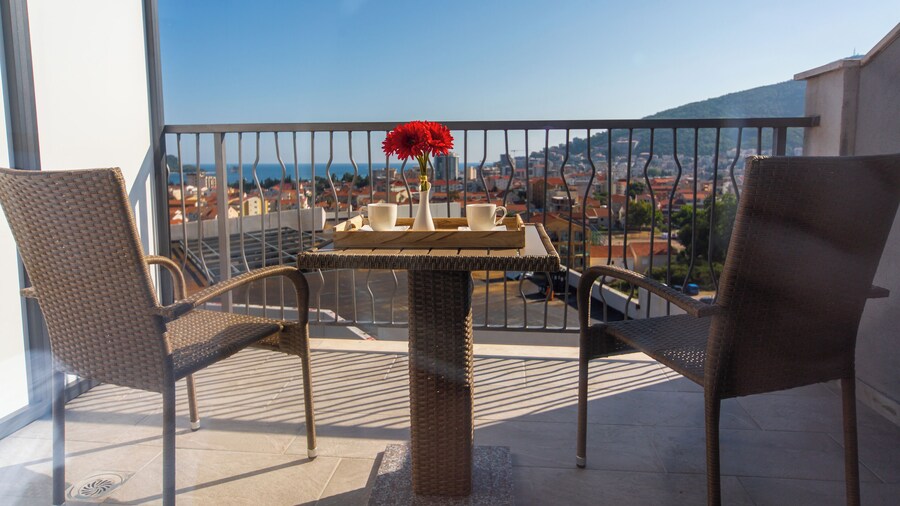 Rooftop Apartments & Rooms