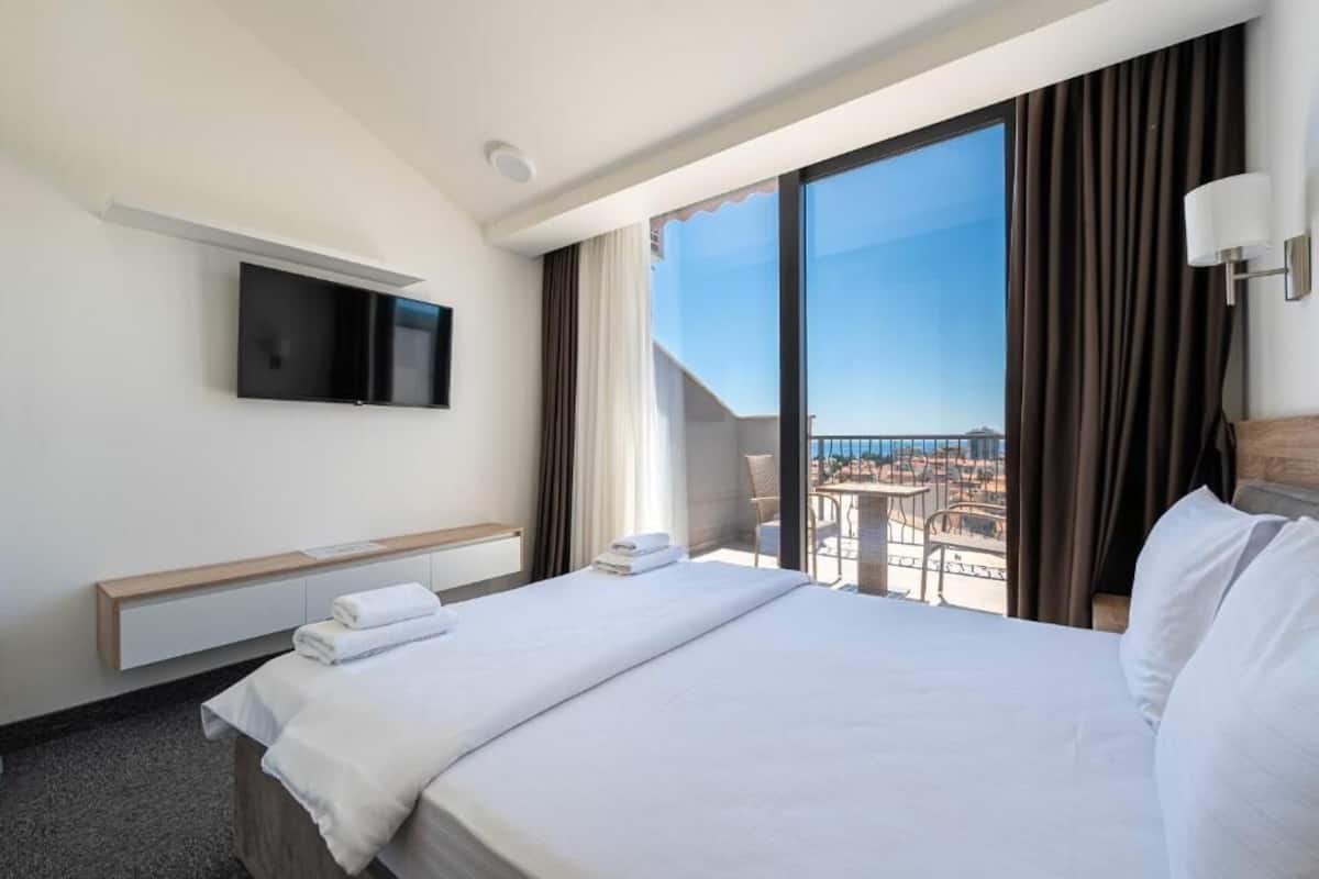 1 bedroom, minibar, in-room safe, desk