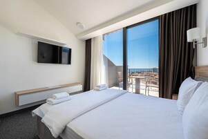 Minibar, caja de seguridad en la habitación y escritorio 