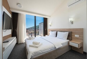 Minibar, in-room safe, desk, iron/ironing board - Rooftop Apartments & Rooms (Budva)