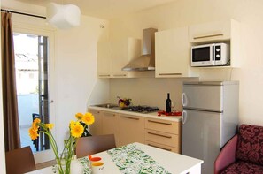 Kühlschrank, Mikrowelle, Herdplatte, Geschirrspüler