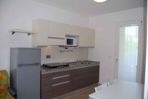 Kühlschrank, Mikrowelle, Herdplatte, Geschirrspüler