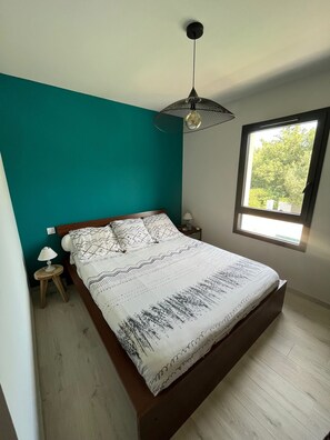 3 slaapkamers, een strijkplank/strijkijzer, gratis wifi, beddengoed