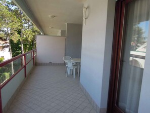 Outdoor dining - Holiday apartment with terrace and air conditioning (Bibione)