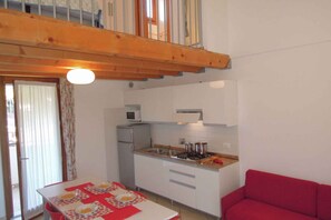 Kühlschrank, Mikrowelle, Herdplatte, Wasserkocher mit Kaffee-/Teezubehör