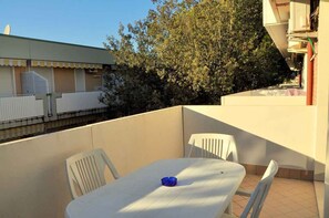 Outdoor dining - Holiday apartment mit Klimaanlage und Balkon (Bibione)