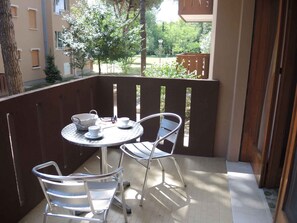 Outdoor dining - Holiday apartment mit Klimaanlage und Balkon (Bibione)
