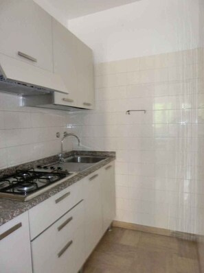 Fridge, stovetop