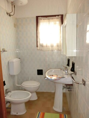 Bathroom - Holiday apartment with garden and balcony (Bibione)