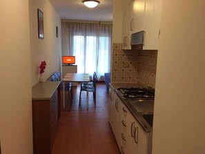 Fridge, microwave, stovetop - Holiday apartment with air conditioning and close to the sea (Bibione)