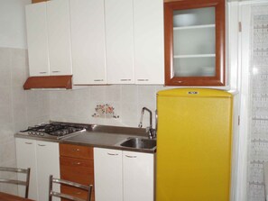 Fridge, stovetop