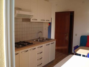 Kühlschrank, Mikrowelle, Herdplatte