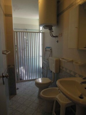 Bathroom - Holiday apartment mit Klimaanlage und Balkon (Bibione)