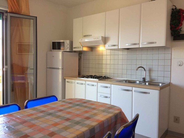 Fridge, microwave, stovetop
