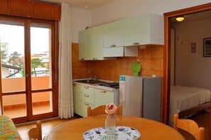 Fridge, stovetop