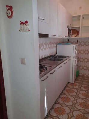 Fridge, microwave, stovetop