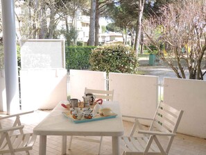 Outdoor dining - Holiday apartment with air conditioning, terrace and pool (Bibione)