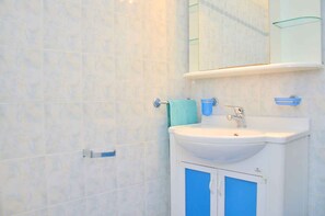 Bathroom - Holiday apartment mit Klimaanlage und Balkon (Bibione)