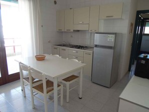 Frigorífico y placa de cocina