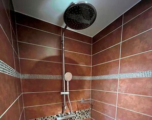 Dusche, Haartrockner, Handtücher, Seife