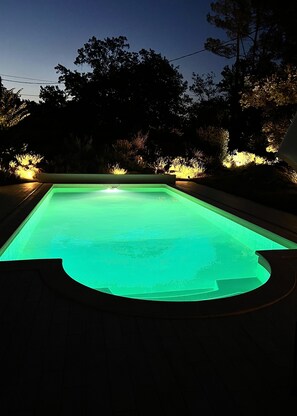 Een buitenzwembad en een verwarmd zwembad