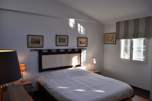 2 Schlafzimmer, Schreibtisch, Bügeleisen/Bügelbrett, Reisekinderbett