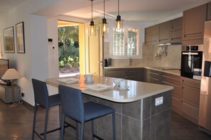 Een koelkast, een microgolfoven, een oven, een kookplaat