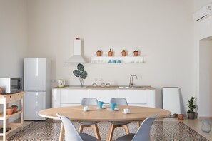 Kühlschrank, Ofen, Wasserkocher mit Kaffee-/Teezubehör, Wasserkocher