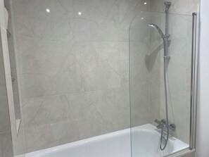 Sèche-cheveux, serviettes fournies, savon, papier toilette