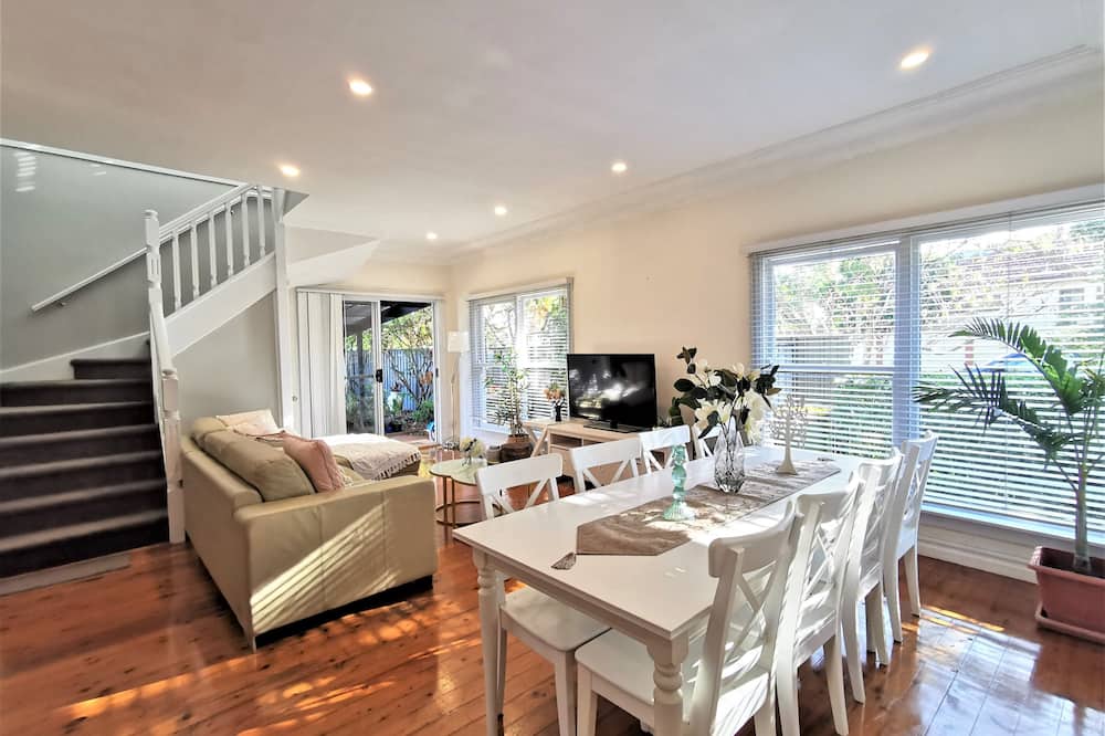 Comfy 4 Bedroms Corner House