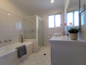 Slippers - Comfy 4 Bedroms Corner House (Miranda)