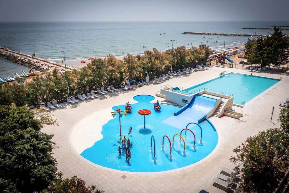Mobilehome with air conditioning, internet and terrace with sea views