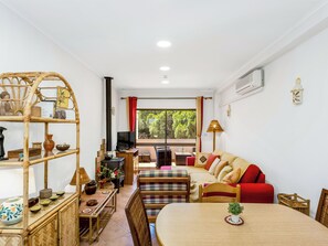 Een televisie en een open haard