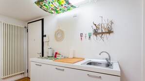 ماكينة لصنع القهوة/الشاي، ثلاجة، غلّاية كهربائية