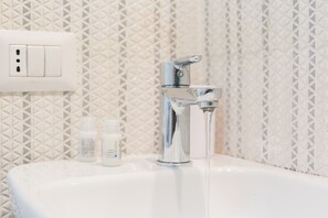 Suihku, hiustenkuivaaja, pyyhkeet, saippua