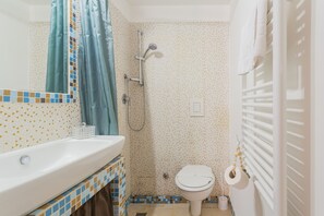 Douche, sĂšche-cheveux, serviettes fournies