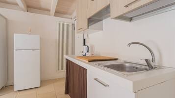 Kühlschrank, Wasserkocher mit Kaffee-/Teezubehör, Wasserkocher